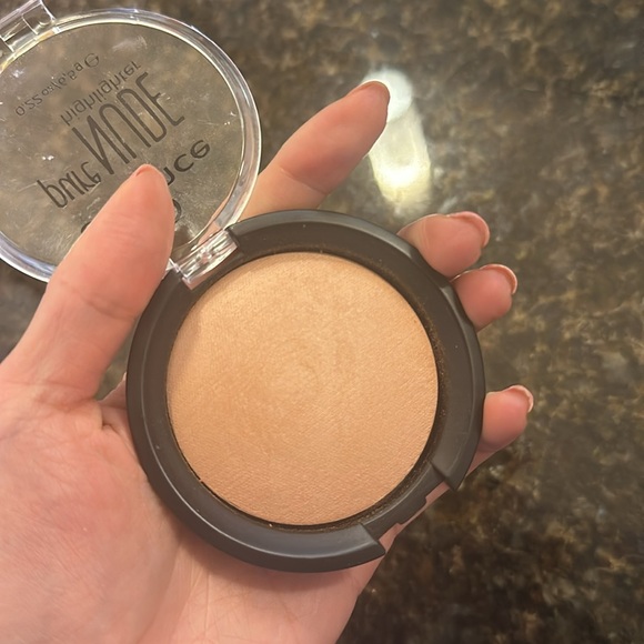 Essence Pure Nude Highlighter in 10 Be My Highlight 0.22oz Used once or twice - Picture 3 of 3
